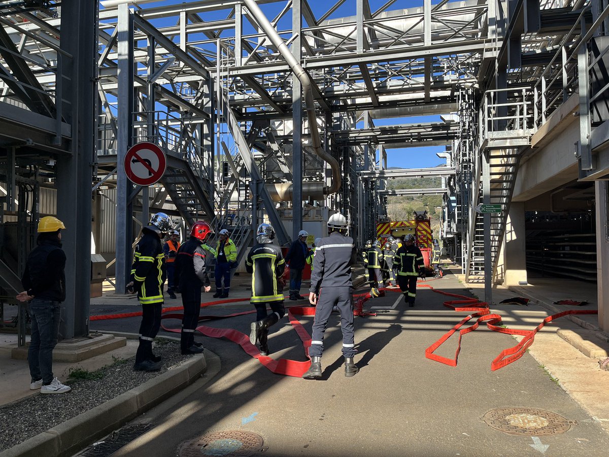 Exercice d’alerte ce matin à la centrale thermique EDF de Lucciana. 14 sapeurs-pompiers du SIS 2B et 15 agents EDF participent à cet entraînement consacré aux techniques d’intervention et de coopération interservices en cas d’incendie dans un établissement industriel.