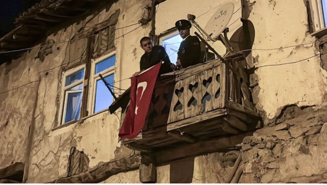 “HAKSIZLIK KARŞISINDA SUSAN DİLSİZ ŞEYTANDIR” (HZ. MUHAMMED S.A.V.)
TSK da en fazla şehit veren,  kerpiç ve sıvasız evlerin kahramanları  Uzman Çavuşların mağduriyet dosyasını açıyoruz. 
Vatan savunmasının, 
şehitliğin sözleşmelisi kadrolusu olmaz!
Pazartesi Tercüman'ı bekleyin