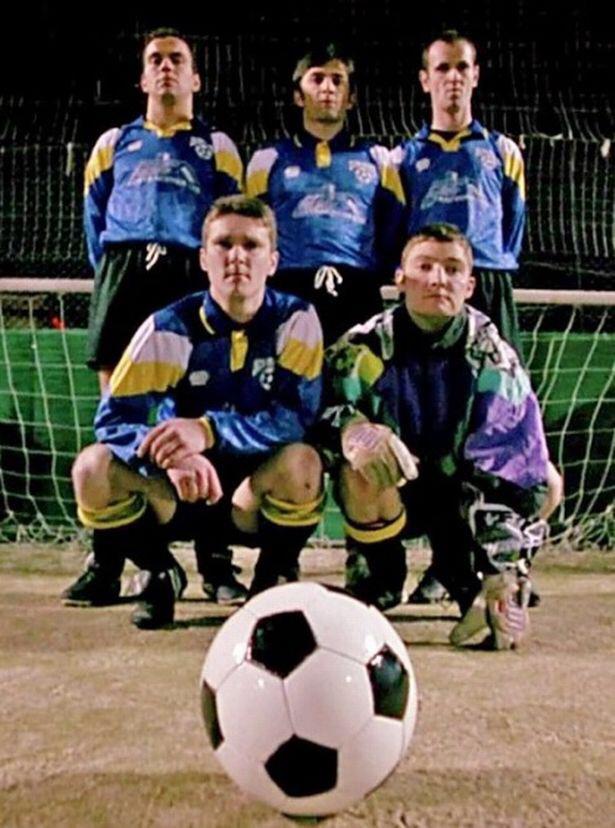 ATRightMovies's tweet photo. The ‘Choose Life’ monologue was originally recited in the middle of the film. Boyle and Hodge were struggling for a good opening when they had the idea of moving the speech to the beginning. And the football team we see are the Calton Athletic Recovery Group, mentioned above.

22/44