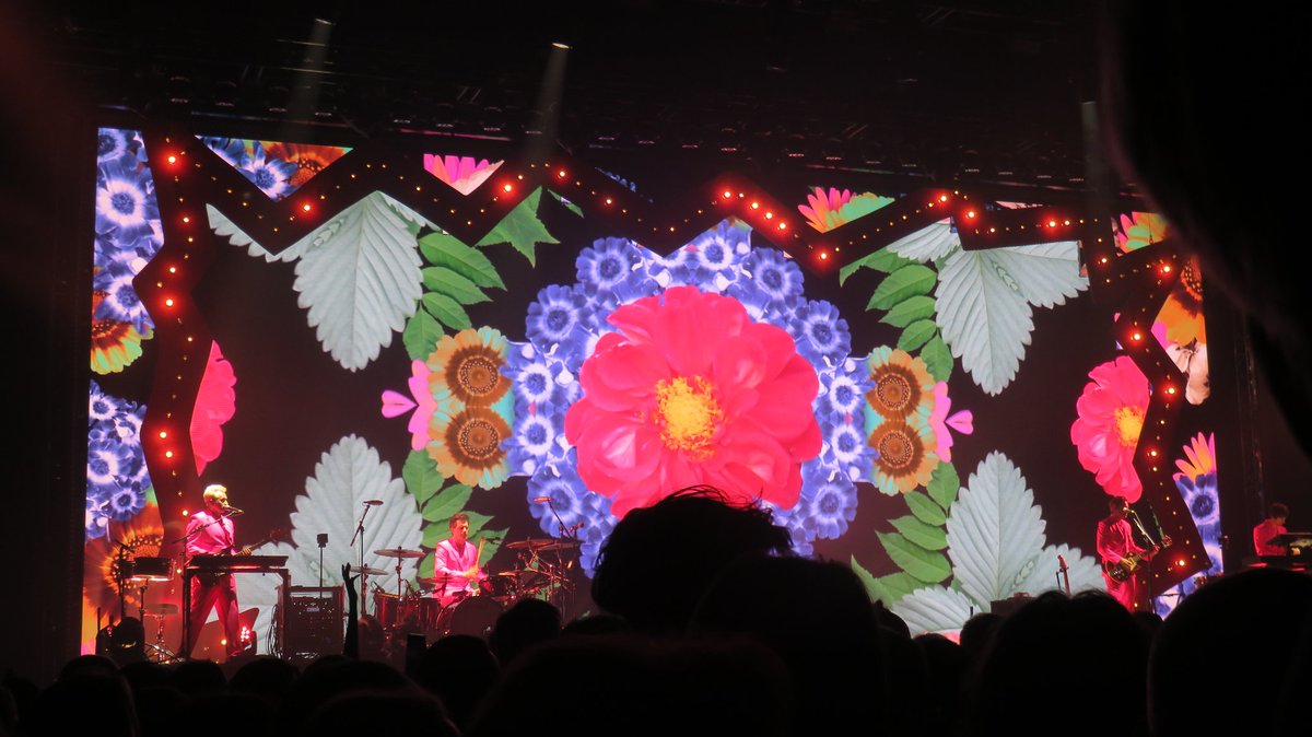 leonidion76's tweet photo. @mikasounds Triste nouvelle, prends soin de toi #Mika et merci d'avoir assuré le show hier soir à Rennes, on en a pris plein les oreilles et pleins les yeux 🤩 https://t.co/iUeRprtMLk