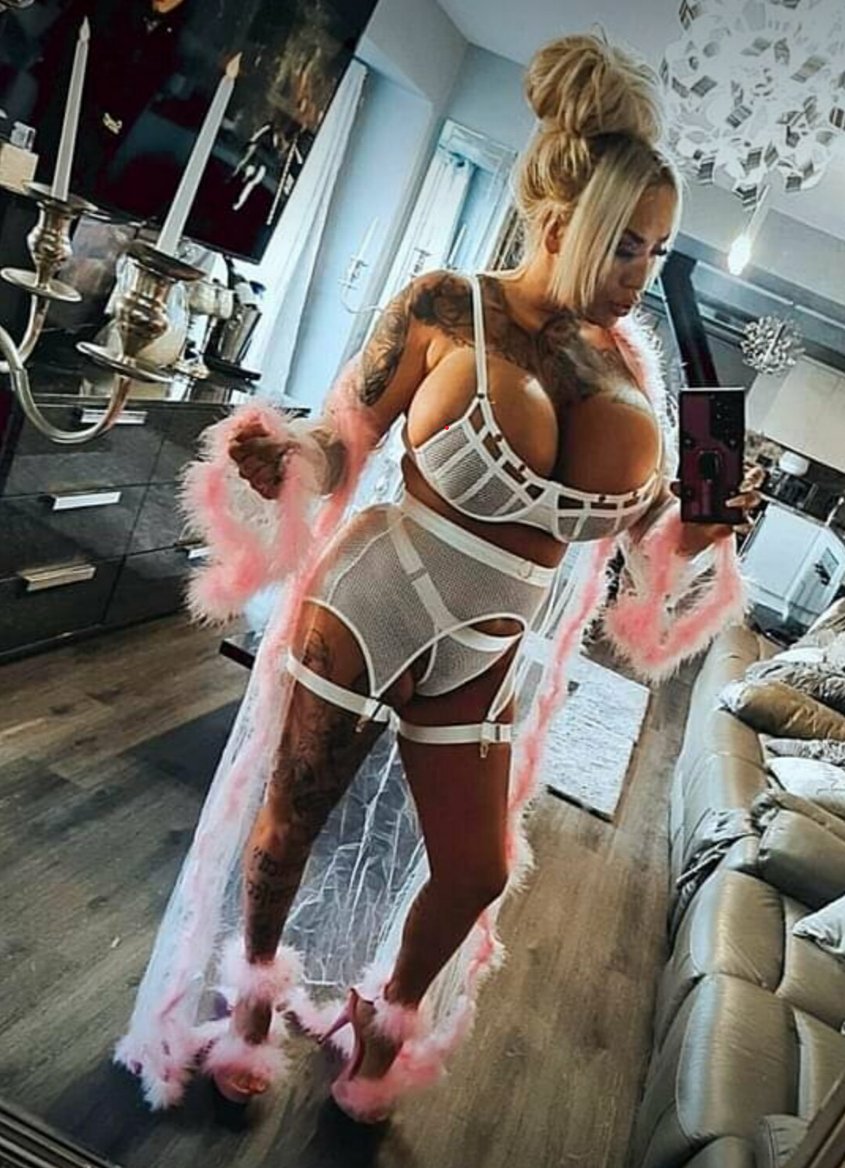bambiblacks_uk's tweet photo. my onlyfans is FREE!! for the next 100 subs bbe. link below 🔰
https://t.co/ngwdAHa0eb https://t.co/Jf2tFpBQVg
