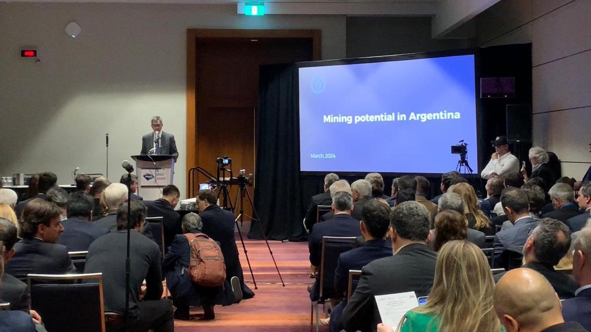 Cancilleria_Ar's tweet photo. La Argentina participó en la feria internacional de minería "Prospectors and Developers Association of Canada" (PDAC) en Toronto, Canadá.

La primera jornada estuvo marcada por la celebración del "Argentina Day”, en el marco del cual el Subsecretario de Promoción de las Exportaciones, las Inversiones, la Educación, la Ciencia y la Cultura de la Cancillería, Ramiro Velloso, presentó el panorama general de la industria minera argentina y las oportunidades de inversión existentes en el sector ante empresas del rubro y potenciales inversores.

📎 https://t.co/4nRMK19CQX