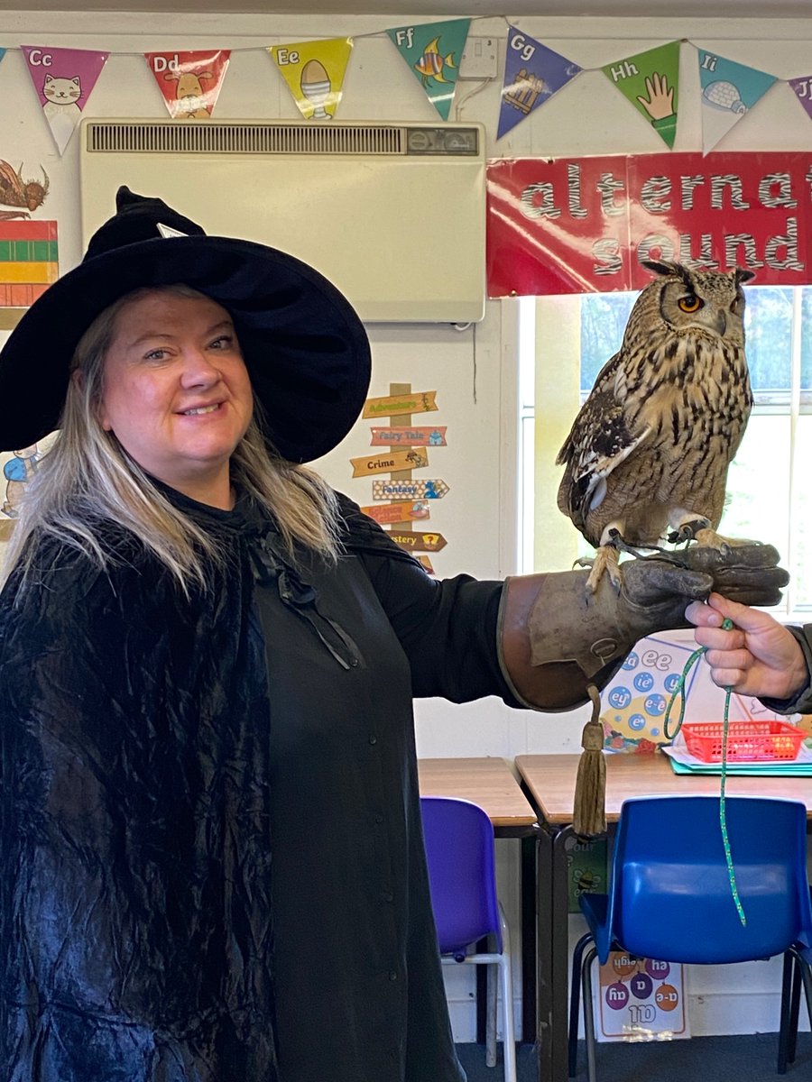 LockiesCPS's tweet image. Class 14 have enjoyed learning about owls and even getting a chance to hold little Flint! What a fascinating session. #class14 #lscpsreading  #WorldBookDay2024