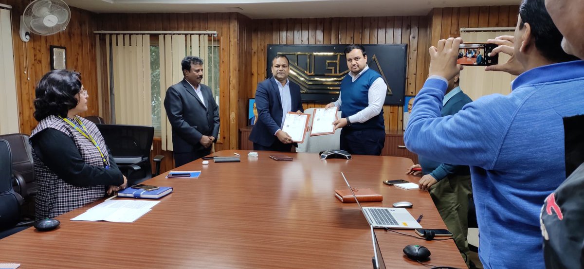 UCOBankOfficial's tweet photo. An #MOU was signed with #UPNEDA on 06.03.2024 for promoting PM Surya Ghar - Muft Bijli Yojana across Uttar Pradesh. The occasion was attended by Director UPNEDA Shri Anupam Shukla, IAS, UPNEDA officials, Zonal Head Lucknow Shri Sourabh Singh, and Virtual Presence of DGM Retail From HO, Zonal Heads of Meerut, Kanpur, Varanasi and Ayodhya. #MuftBijliYojana #Banking #UCOTURNS81 #81YearsOfTrust