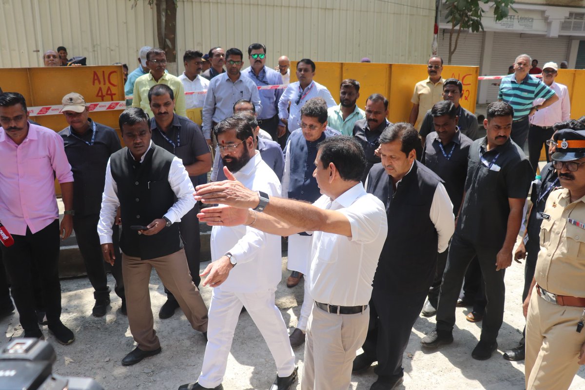 MPLodha's tweet photo. मुंबईतील रस्ते खड्डेमुक्त करण्यासाठी, शहरात विविध ठिकाणी रस्त्यांचे काँक्रीटीकरण सुरु आहे. 

मुख्यमंत्री मा. @mieknathshinde जी व मुंबई शहराचे पालकमंत्री श्री @dvkesarkar यांच्यासमवेत दादर व वरळी परिसरातील सिमेंट काँक्रिटच्या रस्त्यांच्या कामांची पाहणी केली व सुरू असलेल्या कामाचा आढावा घेतला. 
#Mumbai