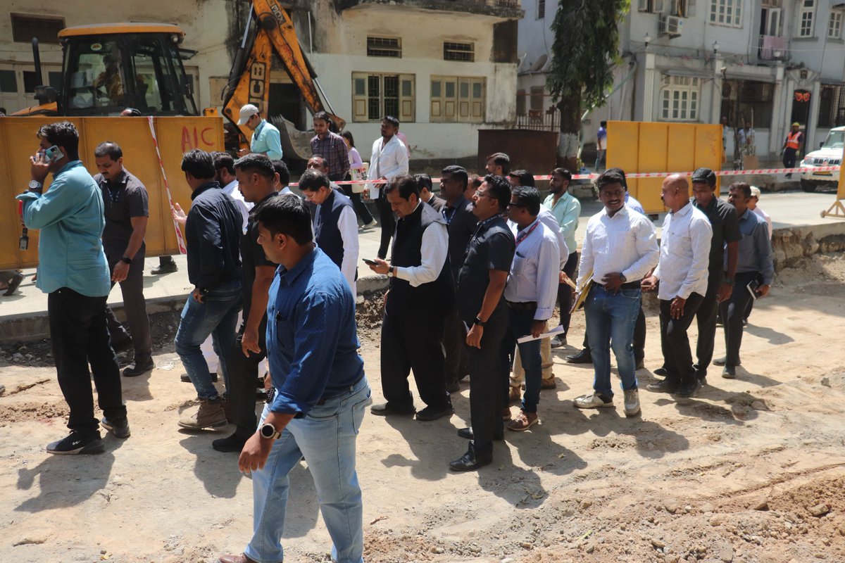 MPLodha's tweet photo. मुंबईतील रस्ते खड्डेमुक्त करण्यासाठी, शहरात विविध ठिकाणी रस्त्यांचे काँक्रीटीकरण सुरु आहे. 

मुख्यमंत्री मा. @mieknathshinde जी व मुंबई शहराचे पालकमंत्री श्री @dvkesarkar यांच्यासमवेत दादर व वरळी परिसरातील सिमेंट काँक्रिटच्या रस्त्यांच्या कामांची पाहणी केली व सुरू असलेल्या कामाचा आढावा घेतला. 
#Mumbai