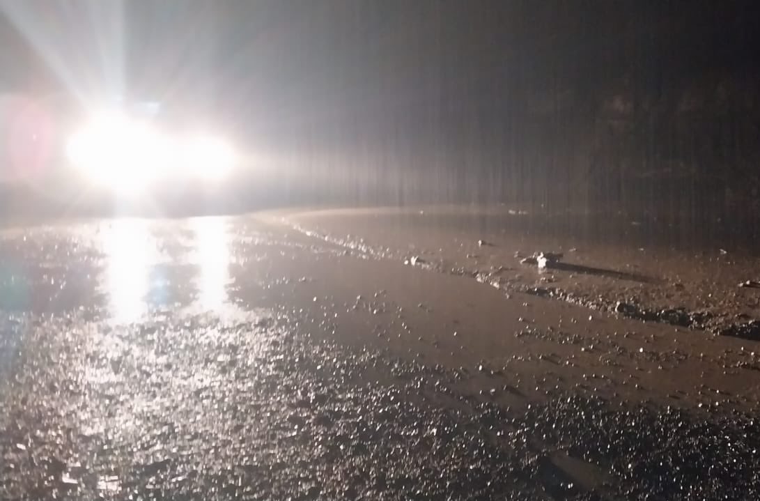 🚧 Atención ! Vialidad Nacional informa sobre material en calzada en RN51 altura A° La Berta, km21. ❌Tránsito restringido. Se habilitará cuando, el paso sea seguro. #SeguridadVial #RN51 #Salta