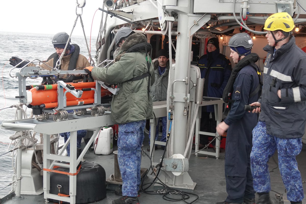 Today, Cdr TG 441.03, Artur Krüger, was instructed in the fjord near Hammerfest/Norway by CO, Cdr Bruce Lecocq, about the operational capabilities of 🇧🇪 minehunter BNS Crocus. A strong crew & vessel for a strong alliance! #steadfastdefender24