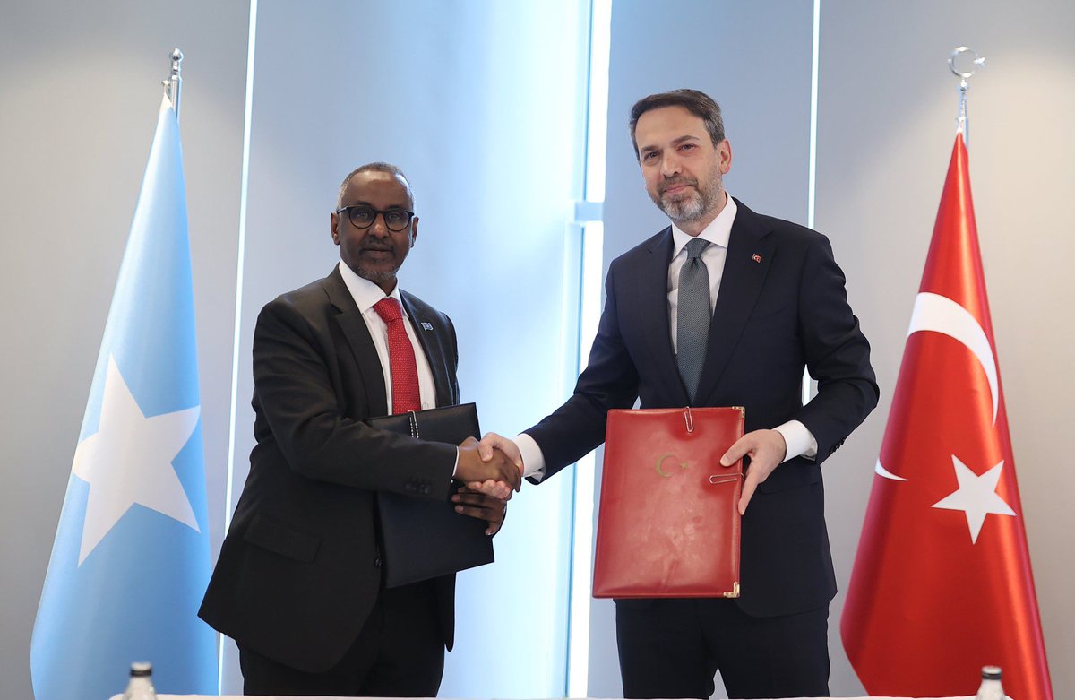 Türkiye, Somali ile petrol ve doğal gaz arama anlaşması imzaladı. Enerji Bakanı Alparslan Bayraktar: ▪️“Somali’nin kaynaklarını Somali halkına kazandırmak üzere ortak faaliyetler gerçekleştireceğiz. Türkiye’nin Afrika Boynuzu’ndaki varlığını güçlendirmeyi hedefliyoruz.”