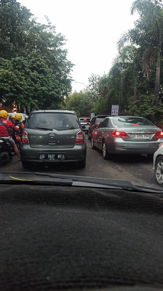 Jln. Terusan Antapani tepatnya depan Terminal Antapani arah Jln. Golf Arcamanik macet lumayan diem Min @PRFMnews