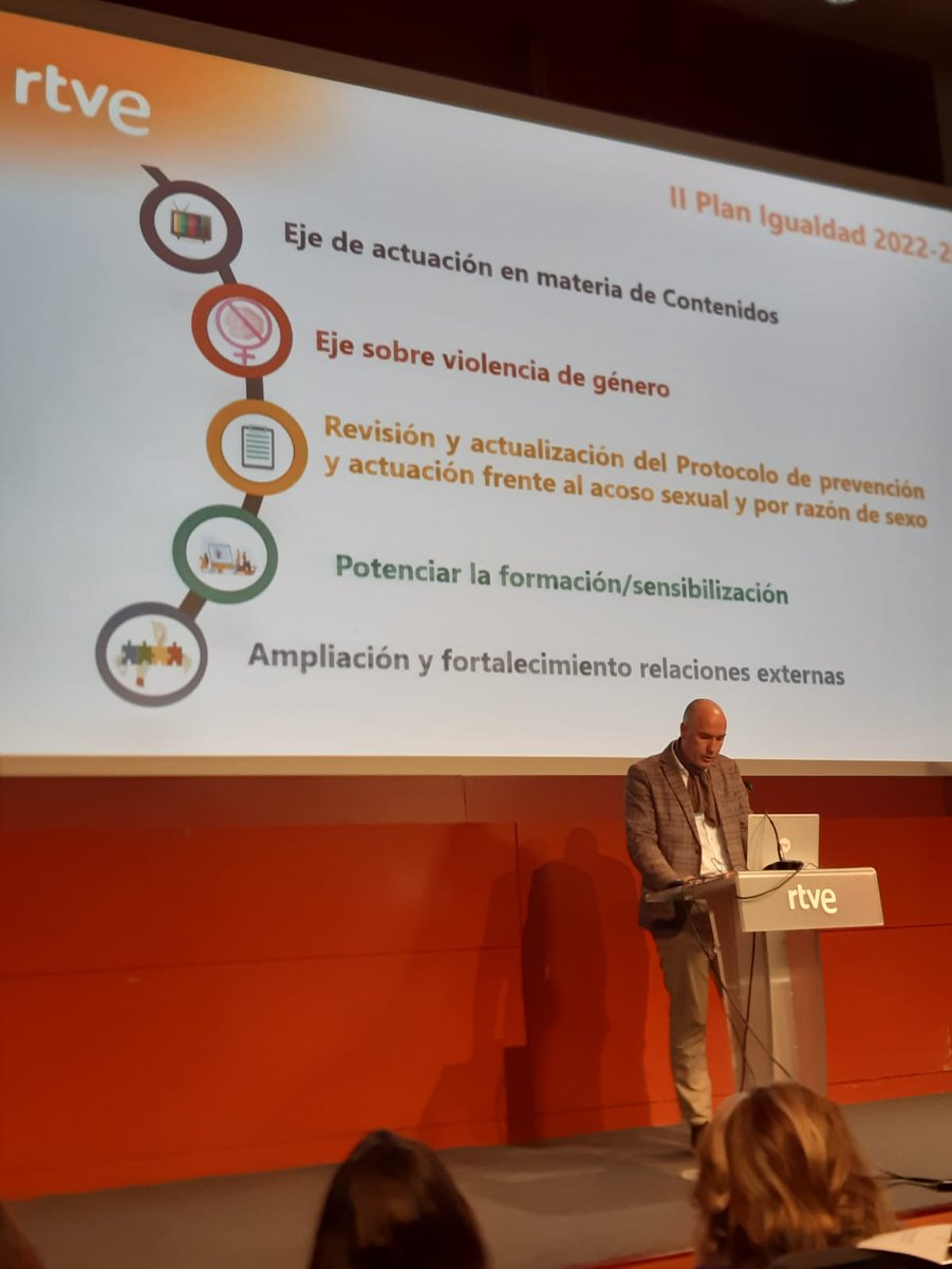 @GrupoTragsa Jorge de San José, director de RRHH de @rtve explica el esfuerzo transversal en la empresa: II Plan de Igualdad con prevención de #violenciamachista, formación interna, compromiso en contenidos, etc. en colaboración con el Observatorio de Igualdad
#8MarzoRTVE #8MCaminoPorDelante