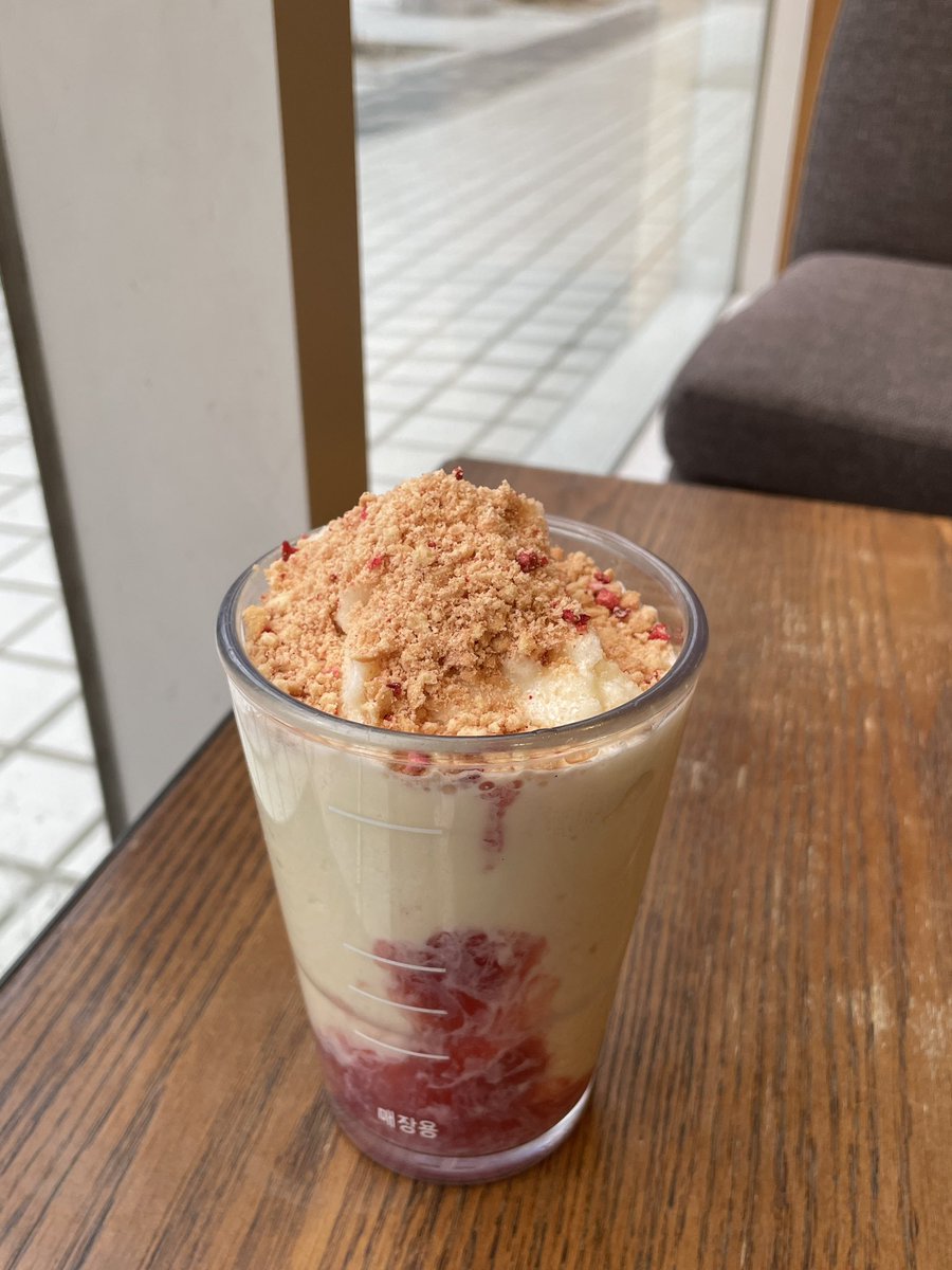 _nini_530's tweet photo. 스벅 카스테라크럼블딸기블렌디드 (이름진짜기네)
은근 맛있는데 안 달다 담엔 시럽 추가해먹어야지 https://t.co/IARA3jPPh3