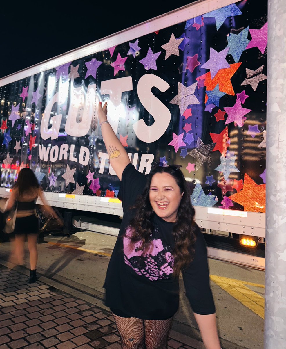 finallysay1do's tweet photo. Spilled my guts all over miami 💖💋⭐️🦋🎀🎤 #GutsTourMiami https://t.co/l1IzrC0qgd