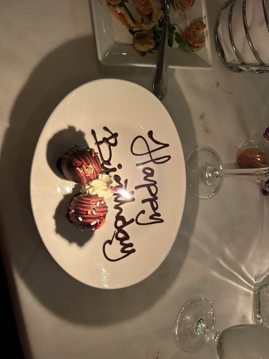 Savethekiw32482's tweet photo. Went out to dinner and we said it’s my birthday month and they brought out this!! Super sweet and very surprised❤️❤️ https://t.co/LdKwpdteOn