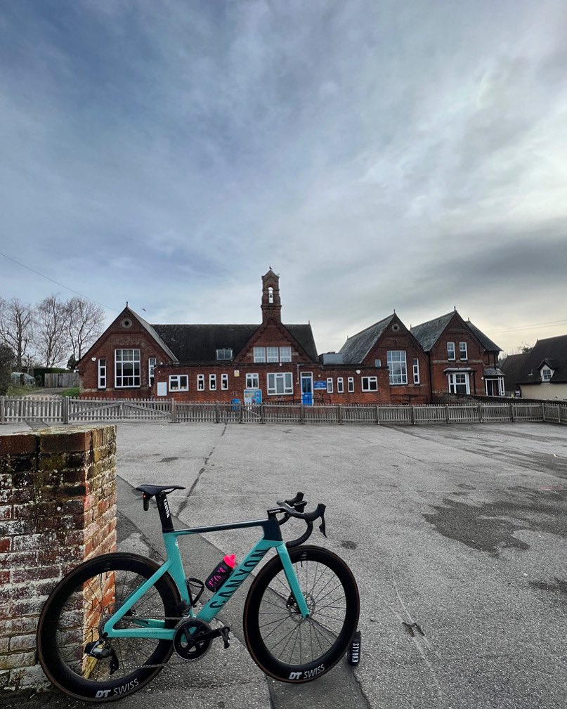 #oldschoolthursday is back with this feature of @StebbingPrimary in Essex. There’s something beautifully aesthetic about old school buildings. Do you ride to or past one? Snap it and send it in to be featured
#teach #buildings #cycling