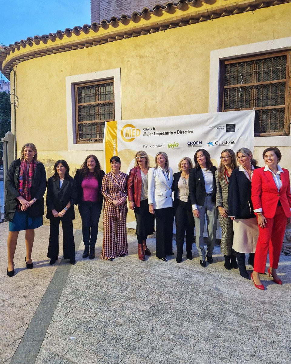 pepe_meseguer's tweet photo. CaixaBank ha estado presente en el evento Live Meeting: "Aprendiendo de ellas", una iniciativa pionera liderada por la Cátedra de Mujer Empresaria y Directiva, que se ha desarrollado en Murcia con motivo de la Semana de la Mujer. 

La inauguración de este evento corrió a cargo de Olga García Saz, nuestra directora territorial en la Comunidad Valenciana y la Región de Murcia, quien abrió las puertas a tres días de inspiración, aprendizaje y empoderamiento femenino. 

Este evento ha sido una demostración palpable de la importancia de la diversidad y la inclusión en el mundo empresarial. En CaixaBank, creemos firmemente en el poder de la mujer como motor de cambio y progreso, y es por eso que apoyamos y celebramos iniciativas como el Live Meeting: "Aprendiendo de ellas".

#CaixaBank #MujerEmpresaria #LiderazgoFemenino #AprendiendoDeEllas #DiversidadEInclusión