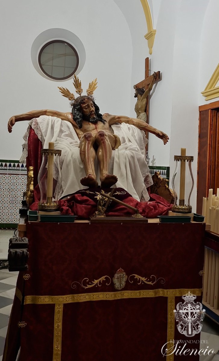 SilencioAlmeria's tweet photo. VIA CRUCIS |
El Stmo. Cristo de la Redención en su Sagrado Descendimiento ya está en las andas preparadas para el Via Crucis por las calles del barrio.

Se estrenan los cuatro guardabrisas que embellecen las andas y que se han realizado en el taller de la Hermandad. https://t.co/PnDdjea8Im