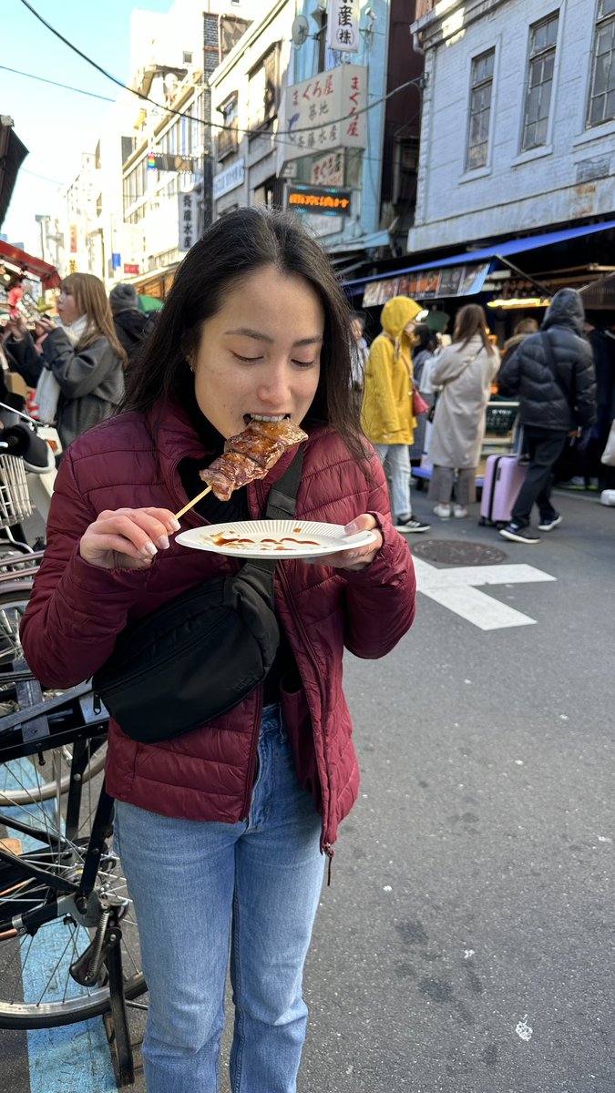 mayeowx's tweet photo. White strawberries (the BEST)!! Strawberry mochi!! Sirloin skewer! So so good and fresh. 

I swear I talked about the strawberries and wished for them everyday during my trip LOL

📍Tsukiji Outer Market https://t.co/hLXRlxJoey