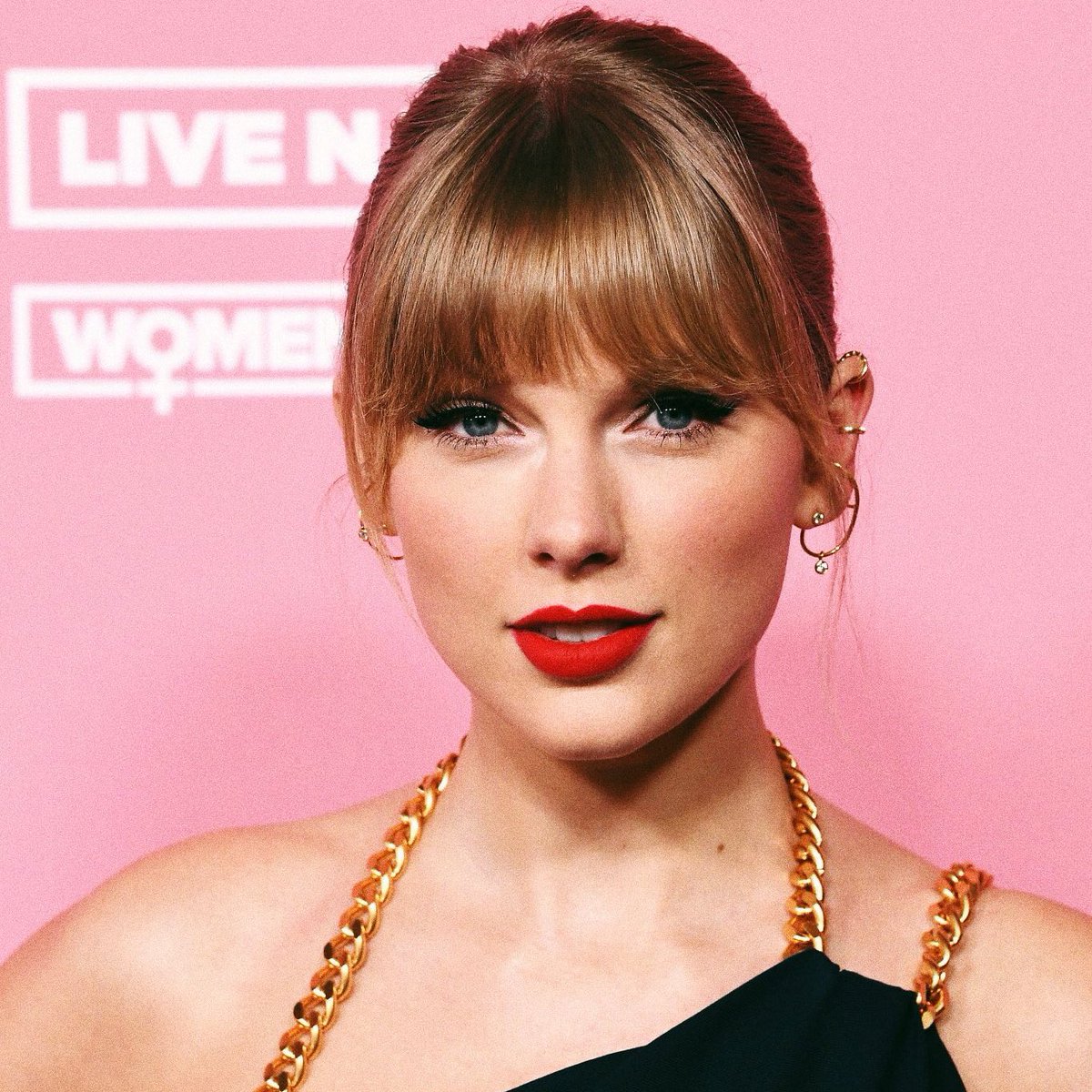 swifferupdates's tweet photo. 🗳️| @taylorswift13 wins “Biggest Chart Achievement” at the #BBWomenInMusic awards!

“Swift was Billboard’s top artist of 2023, making her the first act to finish as the year-end No. 1 artist at least once in three different decades (previously, she was the year-end No. 1 artist in 2009 and 2015). “