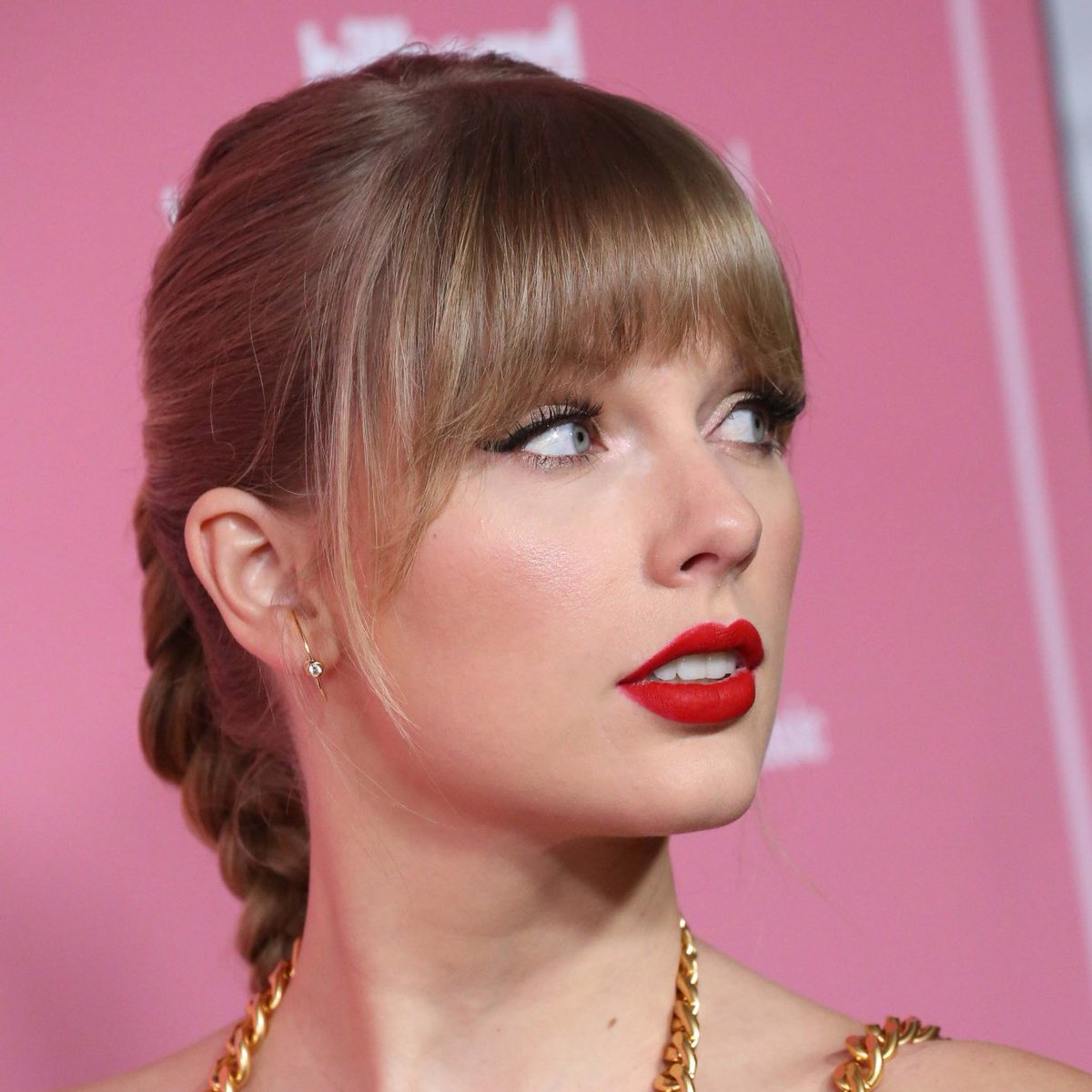 swifferupdates's tweet photo. 🗳️| @taylorswift13 wins “Biggest Chart Achievement” at the #BBWomenInMusic awards!

“Swift was Billboard’s top artist of 2023, making her the first act to finish as the year-end No. 1 artist at least once in three different decades (previously, she was the year-end No. 1 artist in 2009 and 2015). “