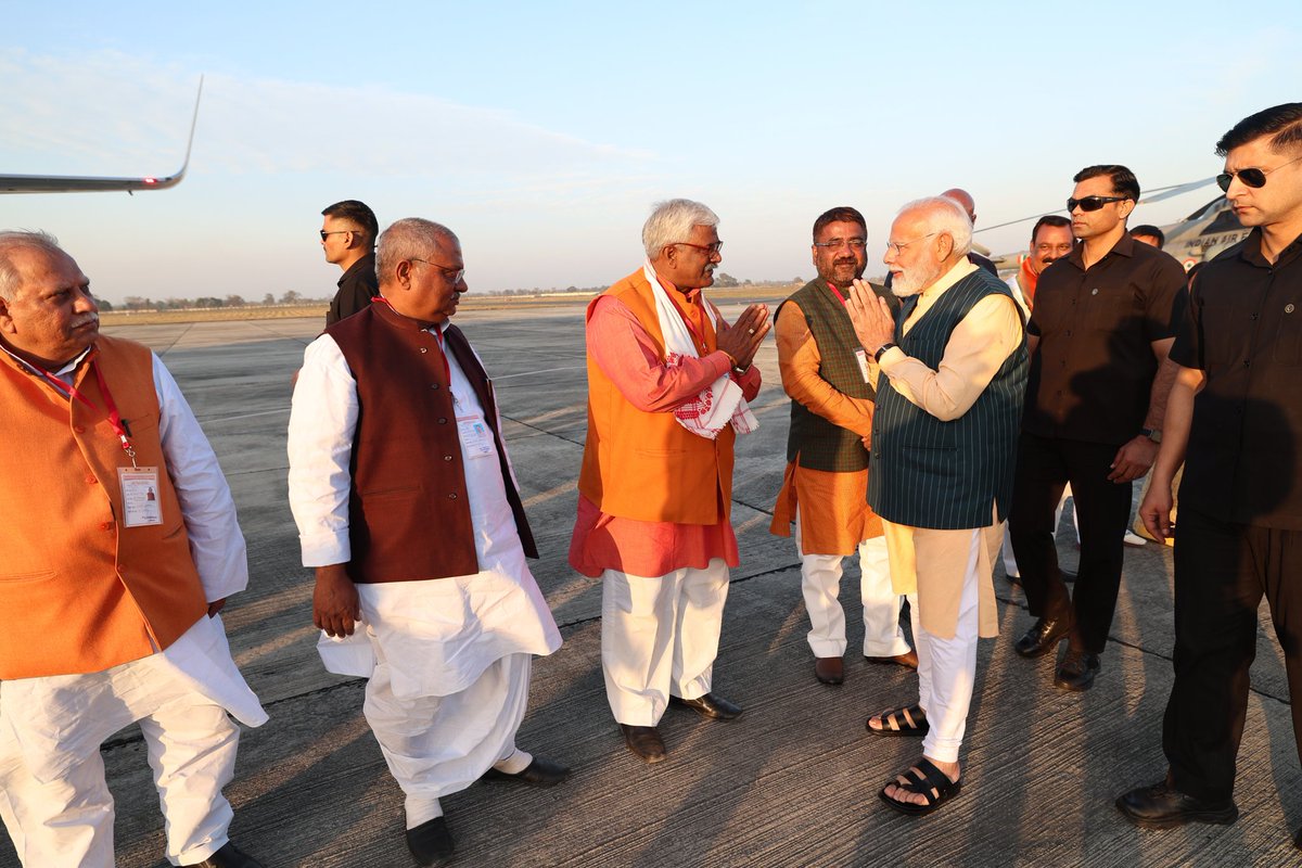 pcmishrabjp's tweet photo. कल दिनाक 6 मार्च को कुशीनगर इंटरनेशनल एयरपोर्ट पर विश्व के शक्तिशाली नेता भारत लोकप्रिय माननीय प्रधानमंत्री श्री @narendramodi जी का स्वागत किया...।

@Bhupendraupbjp @idharampalsingh https://t.co/l0hLsmp0v9