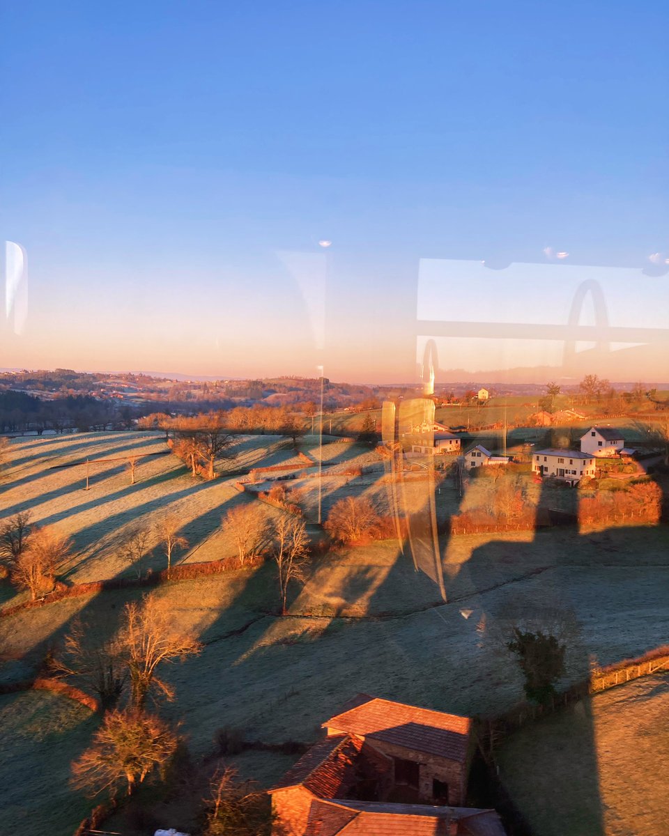 La récompense d’un réveil matinal, l’ombre du viaduc de Mussy-sous-Dun sur la campagne Sud Brionnaise #charollaisbrionnais #viaducdemussysousdun #bourgogne #route71 #saoneetloire #trainduquotidien @Adelifpaly