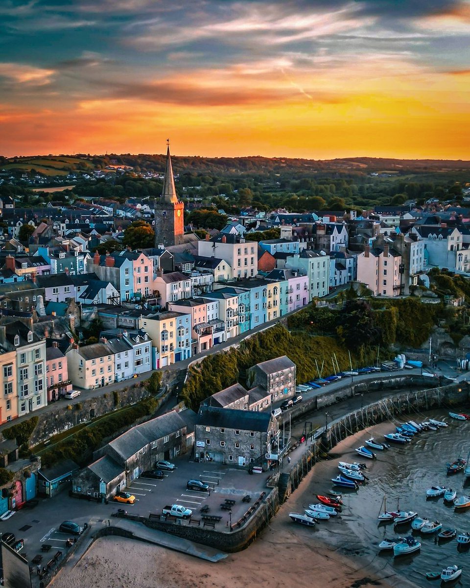 📍Dinbych-y-pysgod /Tenby, Golden Harbwr Sunset

Photo by @joe10b 

#tenby #thisismywales #walescoast #scenicbritain #walesphotography #tenbybeach #uk_shooters #imagesofwales #sunset #explorewales #scenicwales  #discovercymru #landscapephotography #scenicbritain