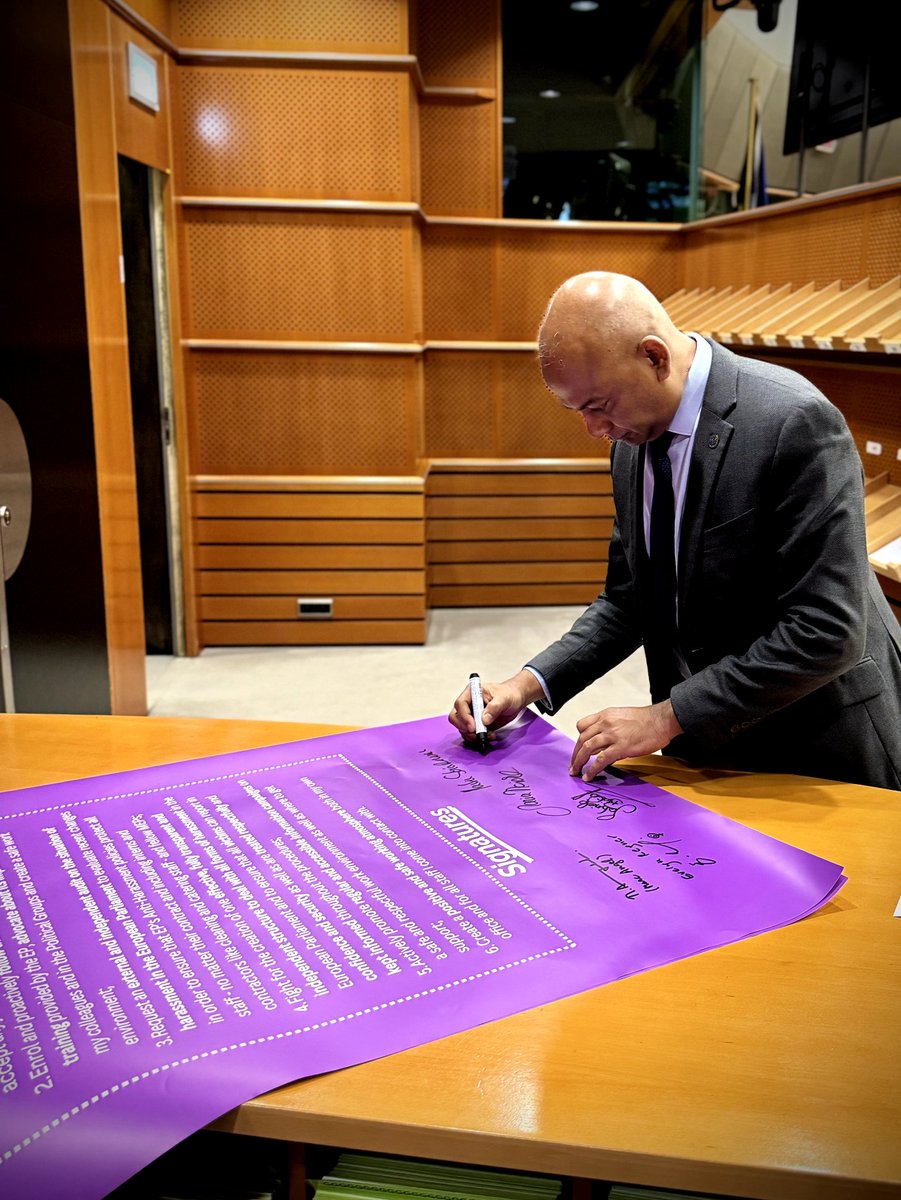 Je soutiens l'initiative de <a href="/MeTooEP/">MeTooEP</a>, nous devons collectivement nous engager dans la lutte contre le harcèlement sous toutes ses formes.🤝

J'invite mes collègues qui ne l'ont pas encore fait à signer cet engagement. Chaque signature compte !✍️

Le Parlement européen doit être