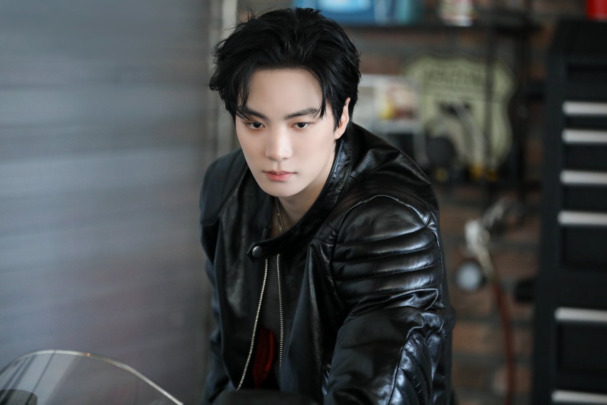 [#PHOTO] 
#LAPTIME_950608 시즌그리팅 비하인드 📸 

냉미남 종현 등장✨
온미남 쫑이 등장💘

김종현 미모가 세상을 파괴하고💙
김종현 미모가 세상을 구한다💛

#KimJonghyeon #김종현