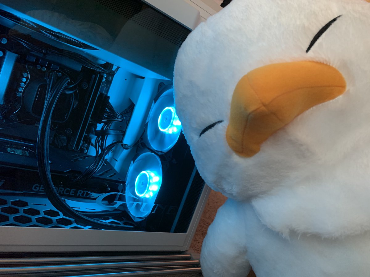 c_risps's tweet photo. ff14の東京ファンフェス会場使用PC届いた！！ダイアモンドグリスに交換して初期設定中……ってか初代デブチョコボでかすぎっっ🤩 https://t.co/3yIunfeAUT
