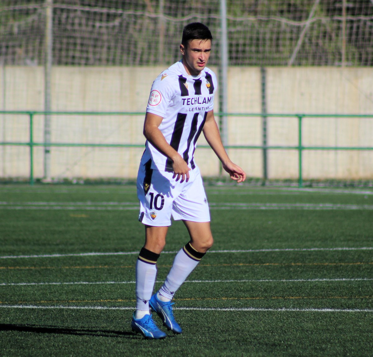 juanfroca's tweet photo. Hoy cumple años ⚽️🎂2⃣2⃣🎂⚽️ un grandísimo futbolista del CD Castellón B: el herrumblareño @javi_herrum7. Felicidades señor. Suerte y salud, y mañana tres puntos más al casillero. 🎁🎁🎊🎊⚫️⚪️⚫️⚪️⚫️ https://t.co/ICt23nPODJ