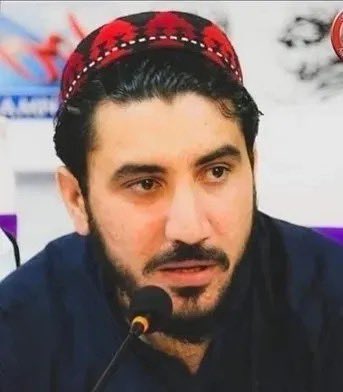 موږ خو څو کاله مخکې په ملنګ ورور غاړه خلاصه کړې وه چې ته به قرباني ورکوې او د اخوند دروېزه شاګردان به دې ښکنځې. موږ ویلي و چې: مینه د دې قوم د کرکې تمه ده خود به وي هوښیار چې څوک یې نه کوي نظم: ځک موښلی، د غرمې شړومبې تیارې ته ایسار شه لږ را وګرځه له لارې ته لږ کښېنه دلته ډډې