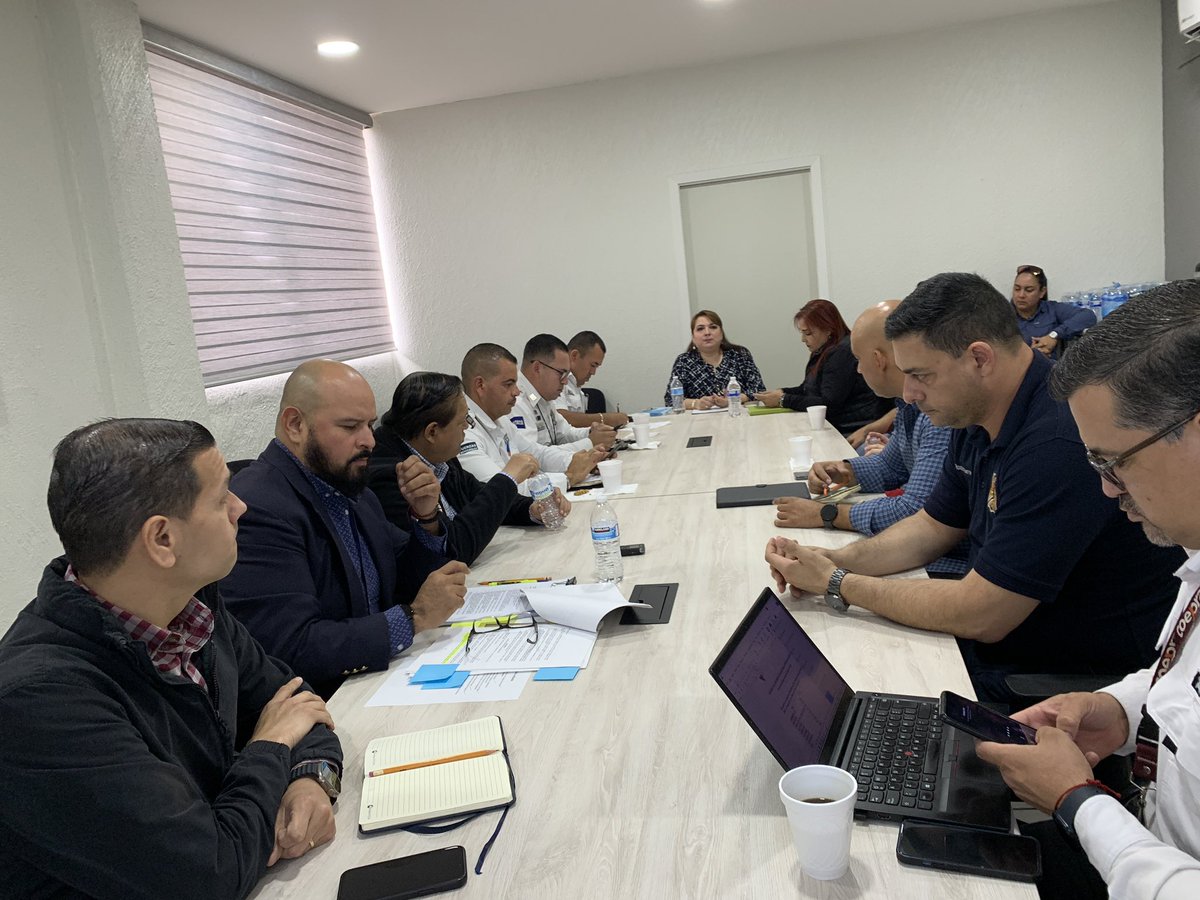 ZulmaGal's tweet photo. Tránsito Municipal, Bomberos, Cruz Roja, COEPRA y diferentes dependencias del Gobierno de Hermosillo nos reuniones este miércoles para trabajar en equipo en una nueva iniciativa.
#TuRegidoraEnContactoDirecto
#ServiryProteger
#seguridadvial
#VamosRespetando 🚔🚦⚠️📵🚸 https://t.co/pf6smeYkOA