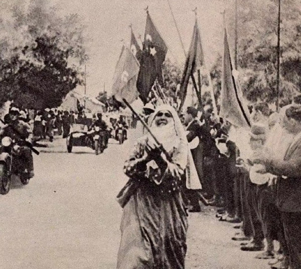 1939, Hatay. Anavatana katılmasının ardından şehre giren Türk askerlerini karşılayan kent sakinleri.