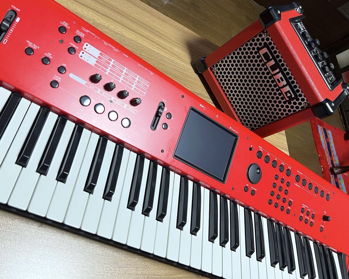 KannunUnnun's tweet image. 私が使うマニアックだけど重宝しているアイテム④

・Roland MICRO CUBE GX

決め手の9割は、色と見た目です🤣

赤いシンセ用のアンプに
手頃で使い勝手の良いものを探したところ
想像以上に良い音でびっくり

本来ギター用なのですが
シンセにも問題なく使えます👍🏻
#Roland #MICROCUBEGX #MICROCUBE