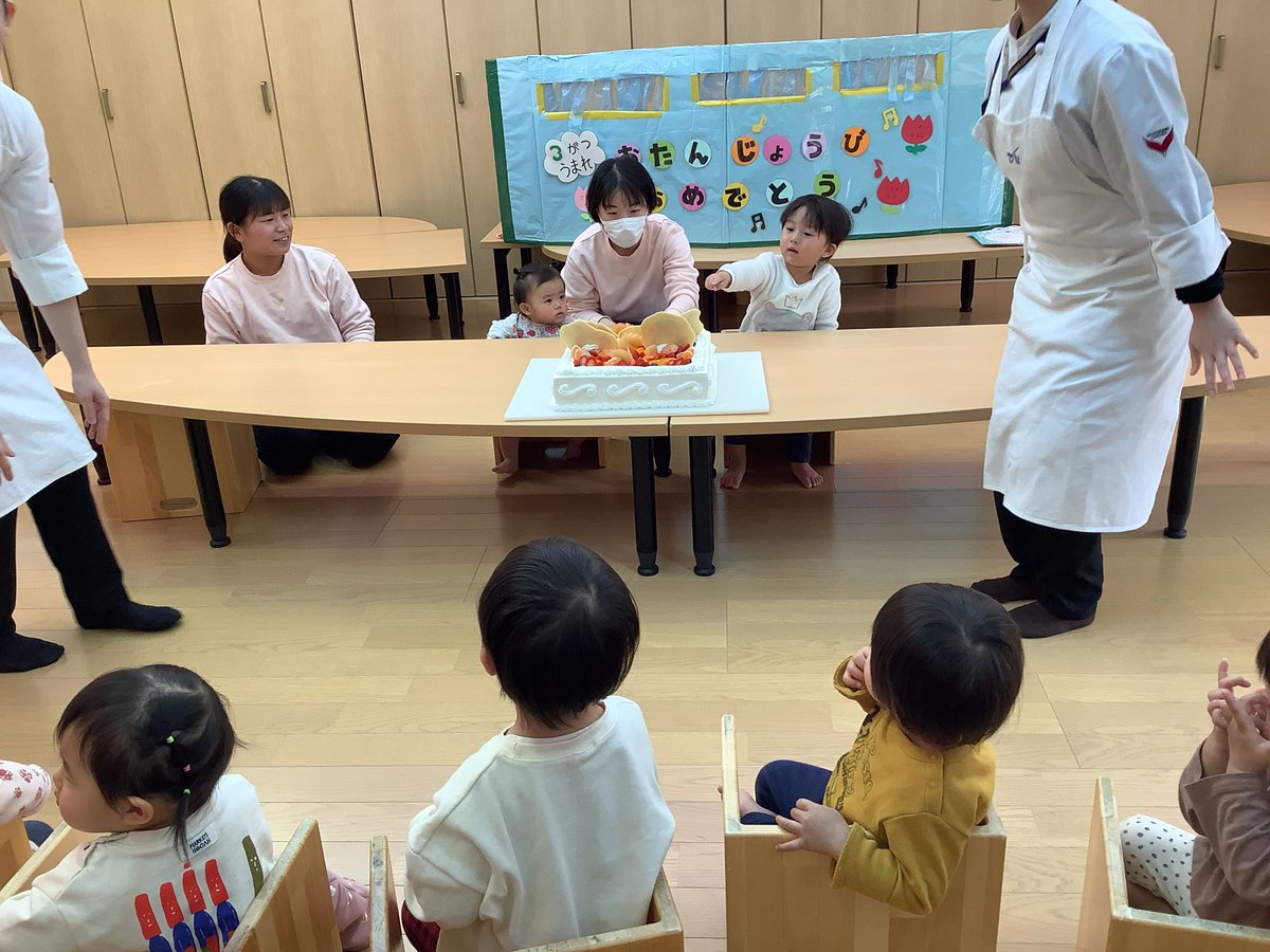 daikenkenken's tweet photo. 【お誕生日会】
今日こども園���は3月のお誕生日会でした🎉👏

毎月恒例の大きなバースデーケーキ🎂💗

卒園を控えている5歳児のこどもたちは
「さみしいなー」と言いながらお友達と仲良く食べていました☺️

3月生まれのお友達お誕生日おめでとう🎊✨

#大阪健康ほいく専門学校 https://t.co/mUSOm31lFS