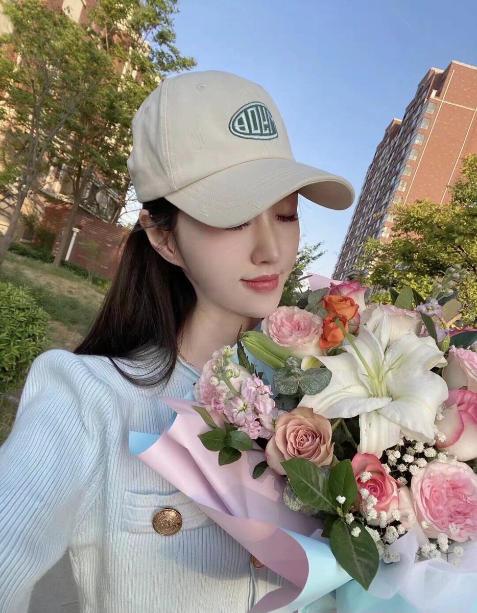 我會很快走出來啦～大家別擔心 我是秉持著下一個會更好的心態 今年遇到的男生，一個比一個更接近我的理想對象條件 所以，我要找時間去認真拜個月老吧