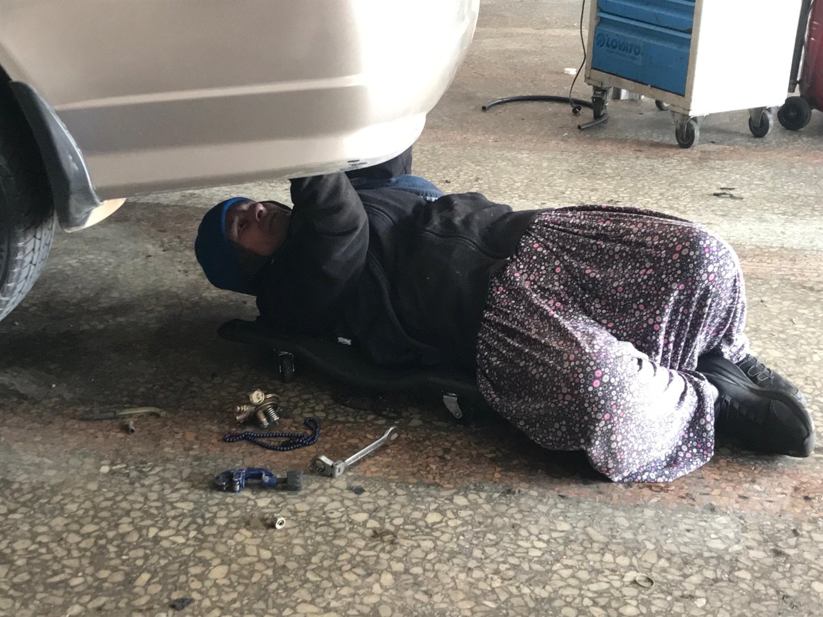 Adana'da 14 yıl önce eşi kaza geçirip çalışamaz duruma gelince bir tamirhanede aşçı olarak işe giren Mediha Duru, tamir işlerini öğrenip usta oldu.