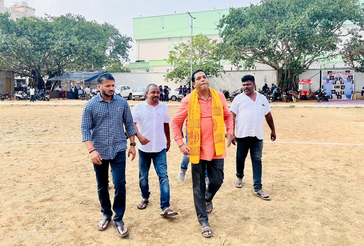 dbehera_bjp's tweet photo. ଭୁବନେଶ୍ୱର ସାଙ୍ଗଠନିକ ଜିଲ୍ଲା ସଭାପତି ବଡ଼ଭାଇ Babu Singh ଭାଇଙ୍କ ସହ ବିହାରୀଲାଲ ସ୍ପୋର୍ଟ ଟ୍ରଷ୍ଟ ଦ୍ୱାରା ଆୟୋଜିତ ଏକ କ୍ରିକେଟ୍ ଟୁନାମେଣ୍ଟ ରେ ଯୋଗଦେଇ ଖେଳାଳି ବନ୍ଧୁଙ୍କୁ ଉତ୍ସାହିତ କରିଲୁ। https://t.co/JjmBz1ttsI