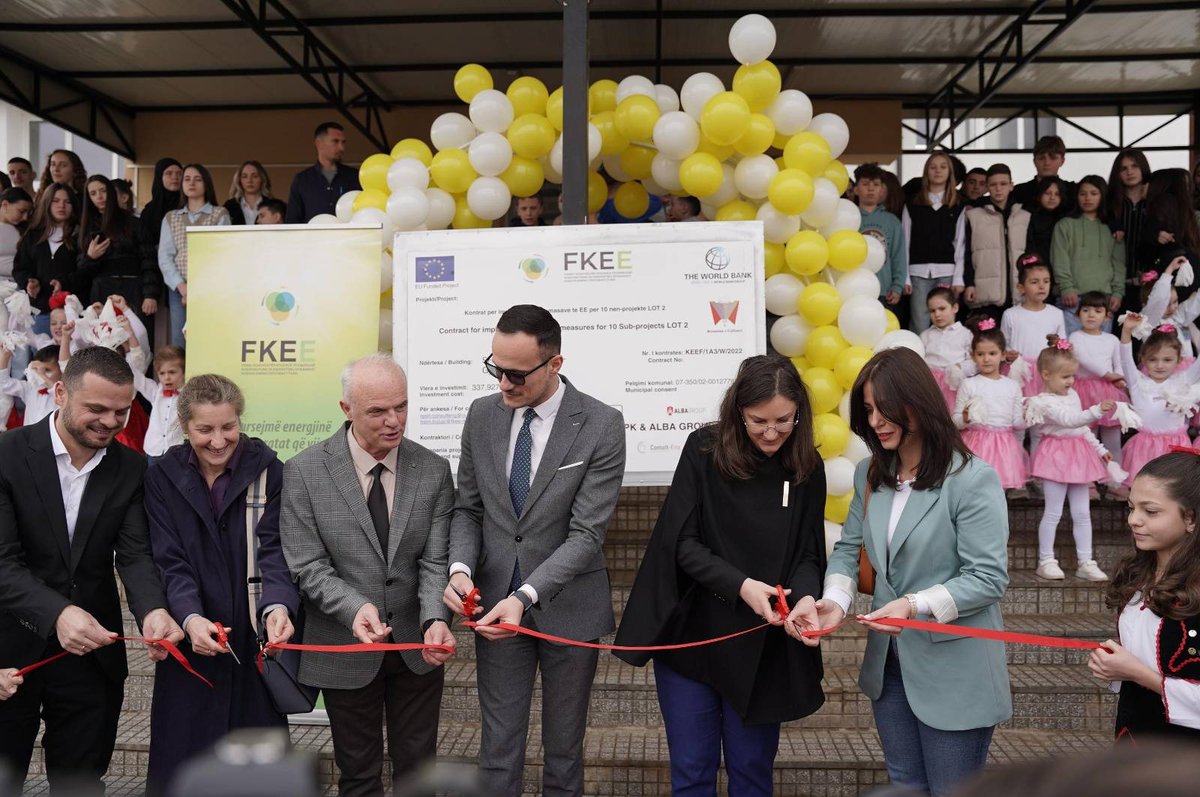 Artane_R's tweet photo. 📍Gjilan
On #WorldEnergyEfficiencyDay we inaugurated 340k investment in efficiency at "Abaz Ajeti" school, inc. thermal insulation, new doors & windows, pellet stove, etc. 1200 students & staff will benefit.
Thank you #KFEE for implementing, @EUKosovo @WorldBank for support. https://t.co/W9XxdO2yRe