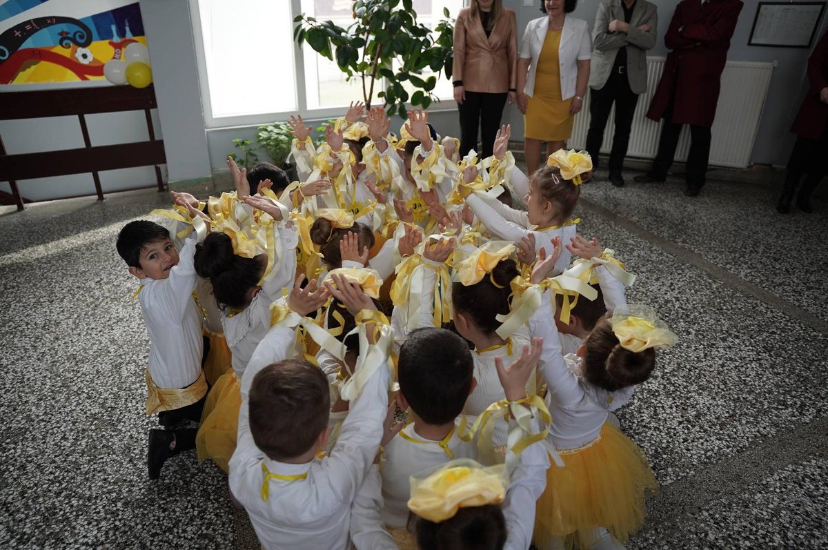 Artane_R's tweet photo. 📍Gjilan
On #WorldEnergyEfficiencyDay we inaugurated 340k investment in efficiency at "Abaz Ajeti" school, inc. thermal insulation, new doors & windows, pellet stove, etc. 1200 students & staff will benefit.
Thank you #KFEE for implementing, @EUKosovo @WorldBank for support. https://t.co/W9XxdO2yRe