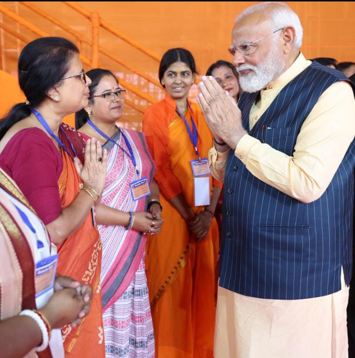 BJPMM4Bengal's tweet image. যশস্বী প্রধানমন্ত্রী  শ্রী @narendramodi জীর সঙ্গে সাক্ষাত করলেন পশ্চিমবঙ্গ মহিলা মোর্চা ।
#NariShaktiVandan 
#HumHaiModiKaParivar 
#NariShaktiWithModi