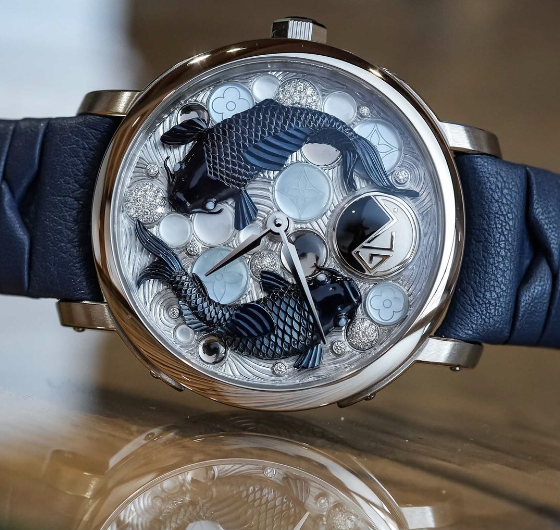 thom_vintage's tweet photo. Louis Vuitton poursuit son chemin vers le très bon de l’horlogerie.
Nouvelle sortie ici avec la trilogie du cabinet des rêves.
Des cadrans dignes de tableaux de maître, avec le Jardin des Koi, la jungle du serpent ( mon coup de cœur )et le dragon sur son nuage.
Combiné à un superbe calibre Micro rotor, félicitations @LouisVuitton.