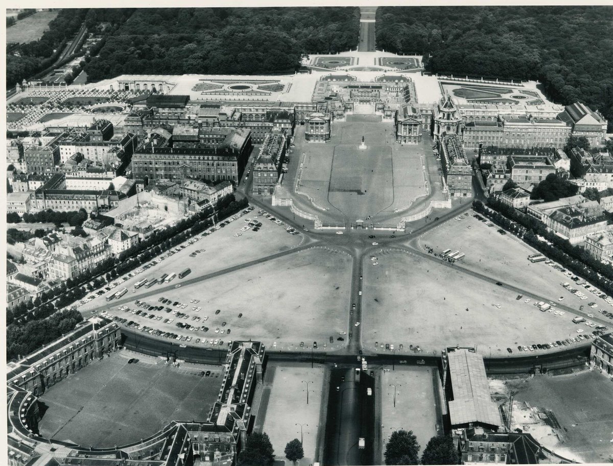Le château de Versailles en 1957. 🏰 📸Collection Roger Henrard ➡️urlr.me/bfV2R [Archives départementales des Yvelines, 15Fi 273 et 275] #JeudiPhoto