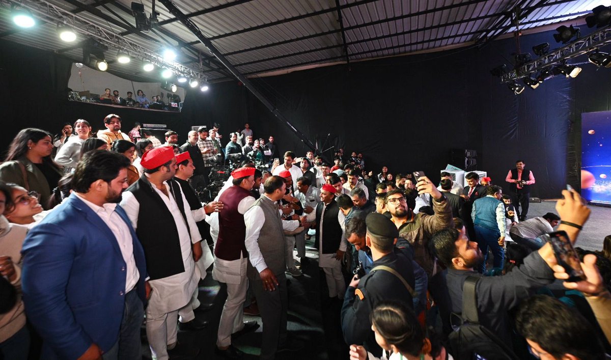 yadavakhilesh's tweet photo. जैसे समुद्र मंथन हुआ था वैसे ही ये ‘संविधान मंथन’ है।

एक तरफ़ हम जैसे संविधान के संरक्षक हैं और दूसरी तरफ़ उन जैसे संविधान के भक्षक हैं।

संविधान बचेगा तो आरक्षण बचेगा, आरक्षण बचेगा तो नौकरी बचेगी। https://t.co/87n2IwHIqq