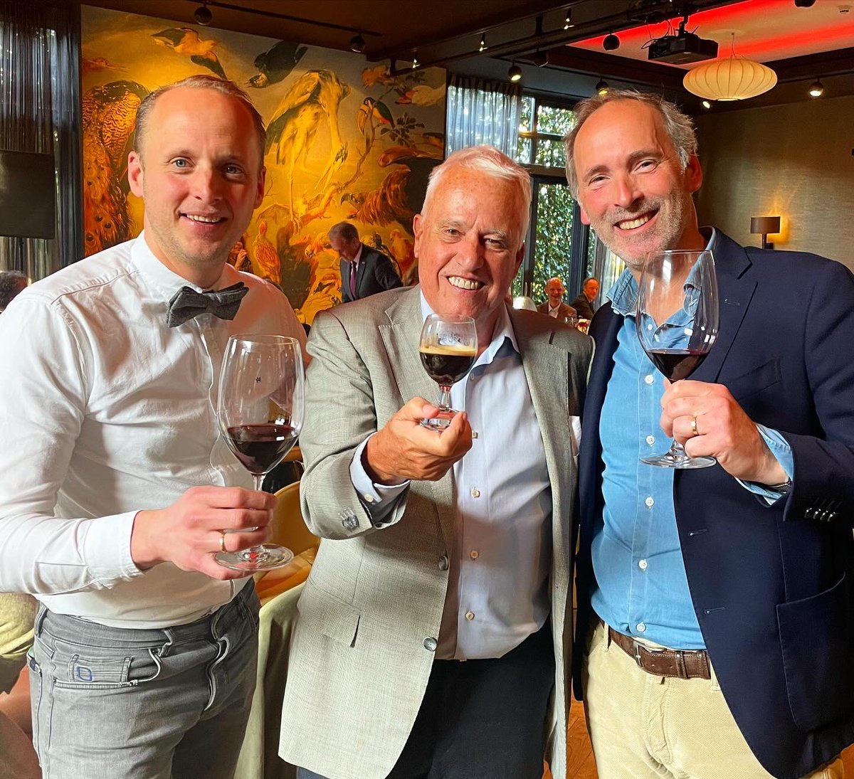 #lifeiskool de Nederlandse culinaire top was voor een groot deel aanwezig op het dubbelfeest in <a href="/merlethotelrest/">Merlet Hotel</a> Presentatie van nieuwe chef Marco Helsloot en 40 jaar Martin en Carla van Bourgonje aan het roer. De derde generatie staat klaar. Proficiat 🥳!!!