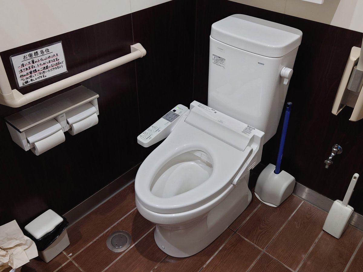 セブンイレブン泗水住吉店のトイレの便座がdeto水栓のシーティア(DW