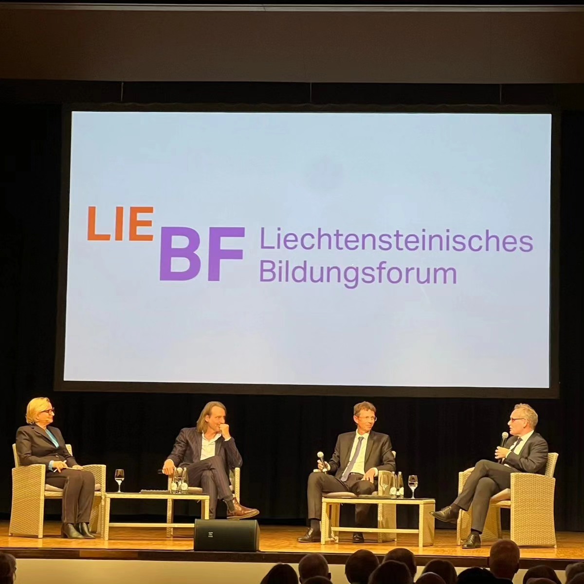 Ausverkauftes Haus am Liechtensteiner Bildungsforum, Wandel in Gesellschaft und Bildung, Richard David Precht faszinierte in einer sympathischen Weise in seinem Vortrag, wie im Talk und den vielen Diskussionen mit unseren Besuchern #Bildung #formatio radioliechtenstein.page.link/3KDx