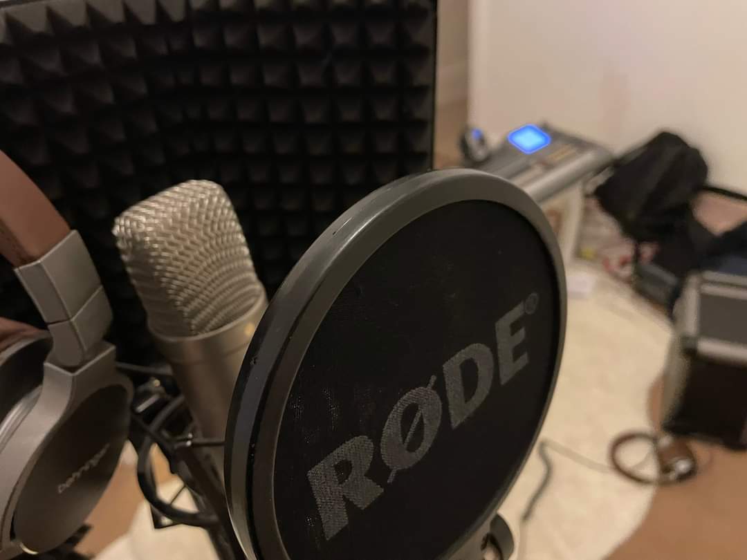 ParadiseProjex's tweet image. 🖤🤍💜 More mobile recording at Miss “one take” Kelly’s …. Awesome session, nice work Charlotte 🖤🤍💜 #theparadiseprojexprojex #singingandhealing #paradiseprojexfamily #lp #newmusic #iamyou