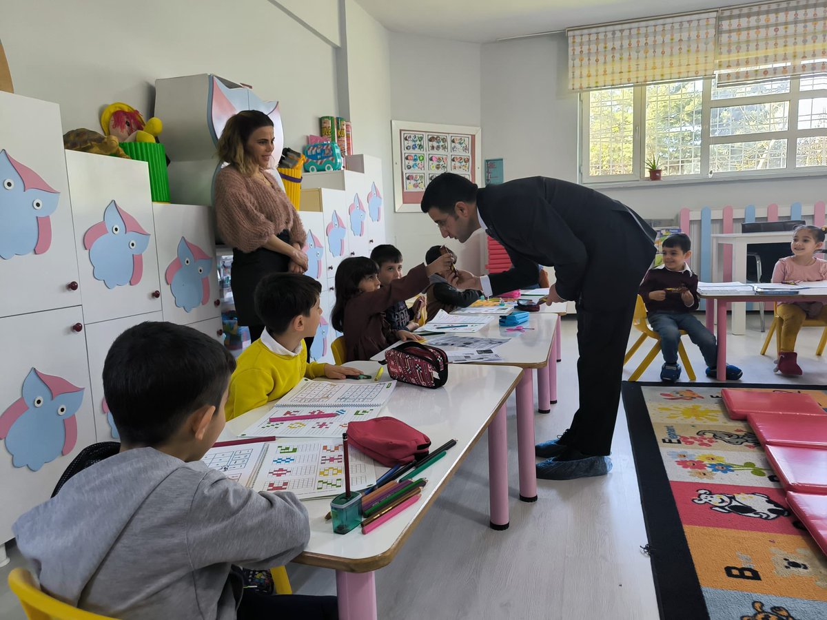 BaglarKaymakam's tweet photo. Kaymakamımız Sayın İsmail Pendik; İlçe Milli Eğitim Müdürü Fikret Elaltuntaş ile birlikte Nene Hatun Anaokulu’nu ziyaret etti. 
Kaymakamımız Sayın Pendik, öğrenci ve öğretmenler ile sohbet ederek, eğitim öğretim hayatlarında başarılar diledi.
#Bağlar #Diyarbakır https://t.co/gdU3XBndtt